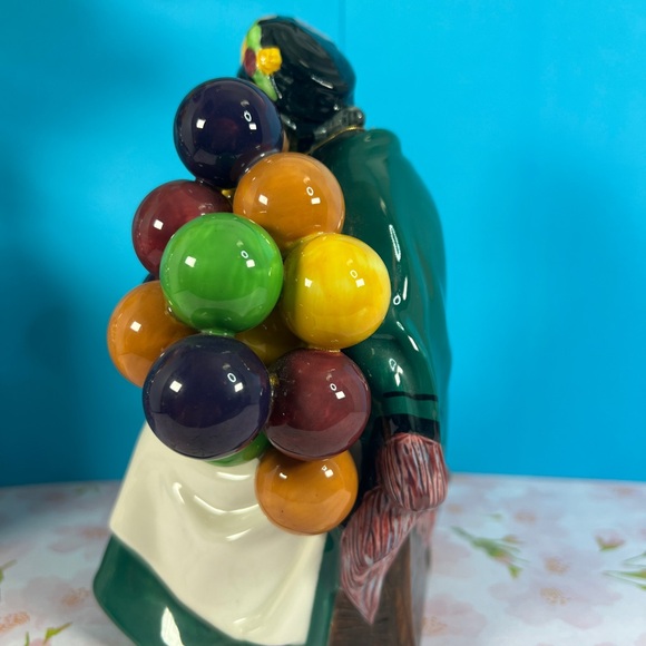 Vintage "The Old Balloon Seller" Royal Doulton FigurineHN1315 Mint Condition 7”H - Picture 5 of 16